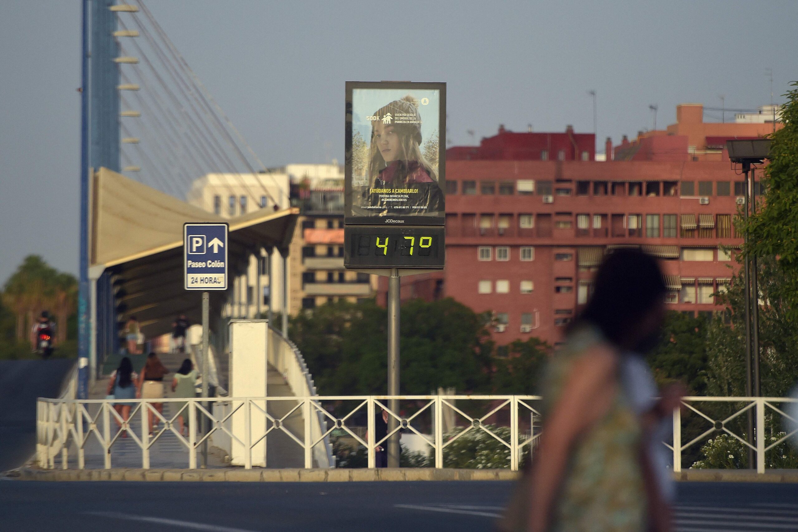 (FILES) In this file photo taken on July 10, 2021 a person looks at a street thermometer reading 47ºC during a heat wave, in Seville on August 13, 2021. - Scorching heat has caused power prices to soar in Spain, leading to renewed tensions in the country's leftist coalition government over how to lower ballooning electricity bills. A recent heatwave which sent temperatures soaring to as high as 47 degrees Celsius in the southwestern region of Andalusia has caused demand for electricity to soar as people used their air conditioners and fans, putting even more upward pressure on power prices. (Photo by CRISTINA QUICLER / AFP)